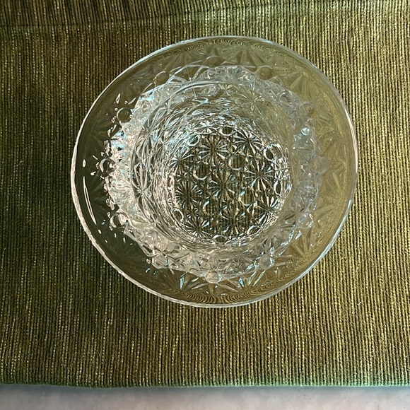 Fenton daisy & buttons top hat 3.25” pressed glass vase - Picture 3 of 4